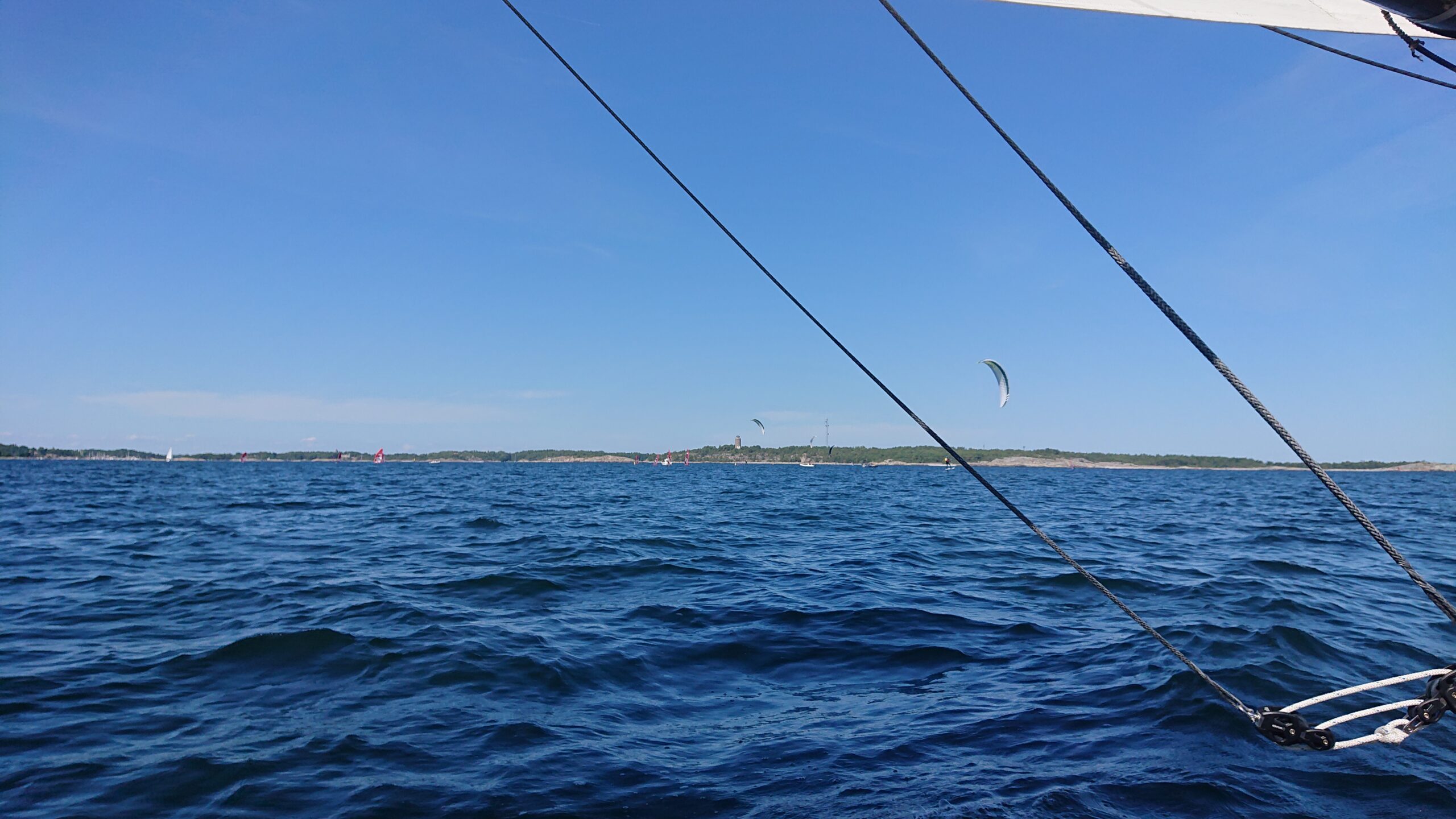 Utanför Sandhamn möter vi ultrasnabba kite-surfare med bärplan. Frågan är vilka väjningsregler som gäller? Hur vet man exempelvis om de seglar för styrbords- eller babords halsar? Foto ©Magnus Swahn