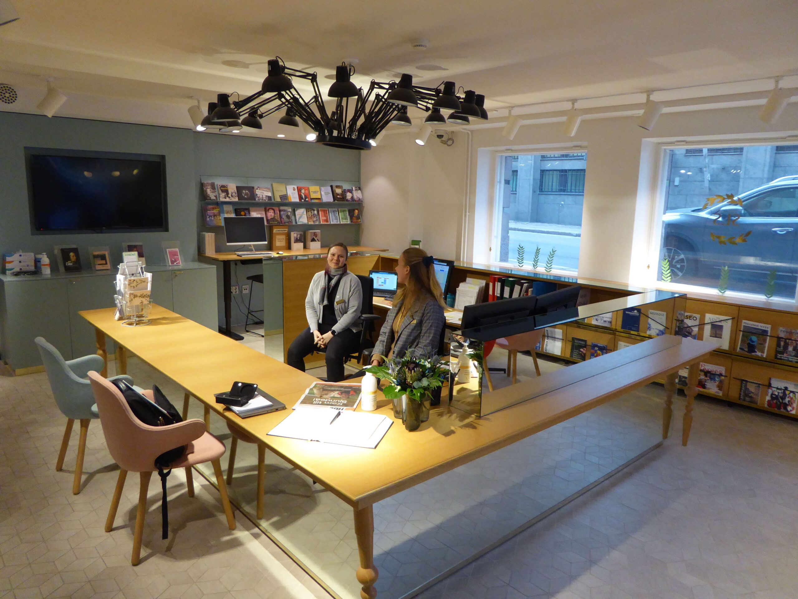 I receptionen för Svenska Litteratursällskapet satt trevliga Nadine och Mirva som visade mig min forskarplats och bjöd på kaffe. Foto ©Magnus Swahn
