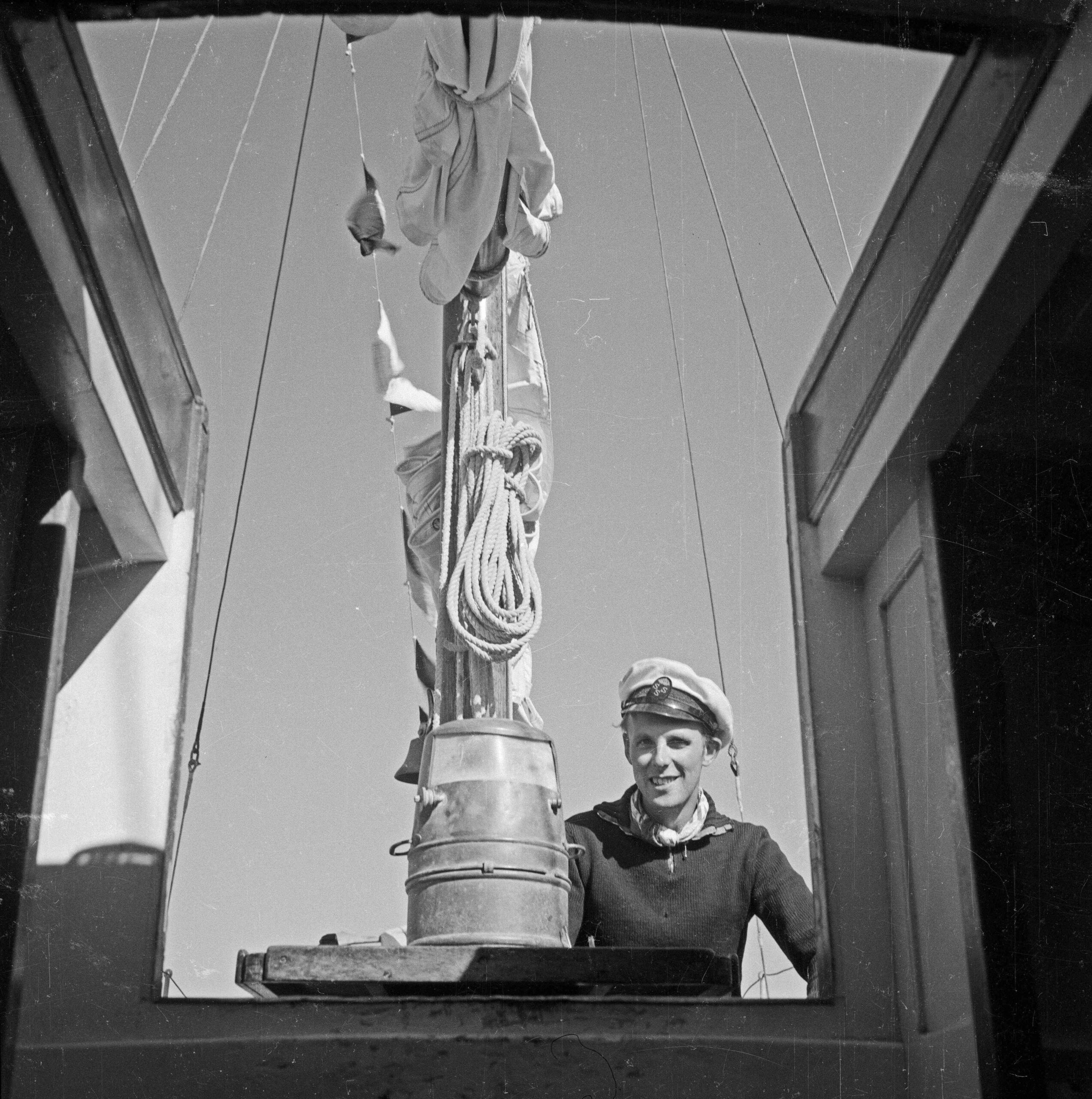 Göran Schildt in the Royal Swedish Sailing Association (KSSS) hat at Daphne. Photo © Svenska litteratursällskapet in Finland, SLSA 1150