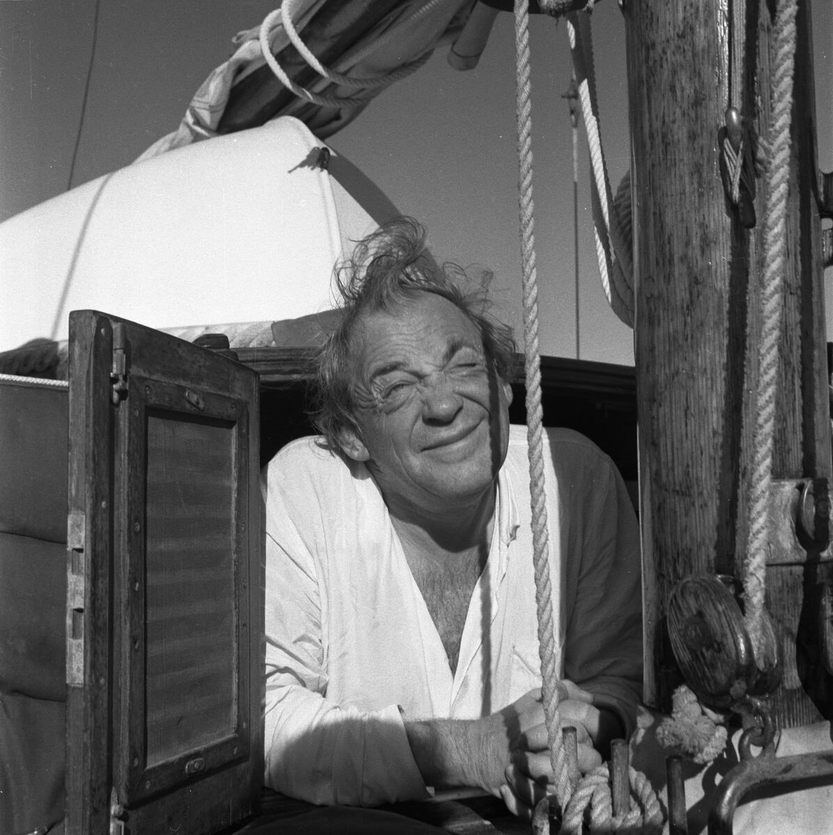 Architect Alvar Aalto looking up from the aft cabin of Daphne. The picture is from the journey at the Nile 1954-1955. Photo © Svenska litteratursällskapet in Finland, SLSA 1150